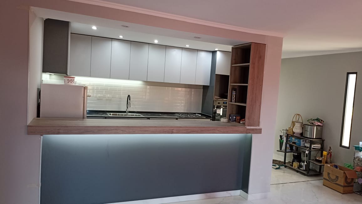 Cocina abierta con barra