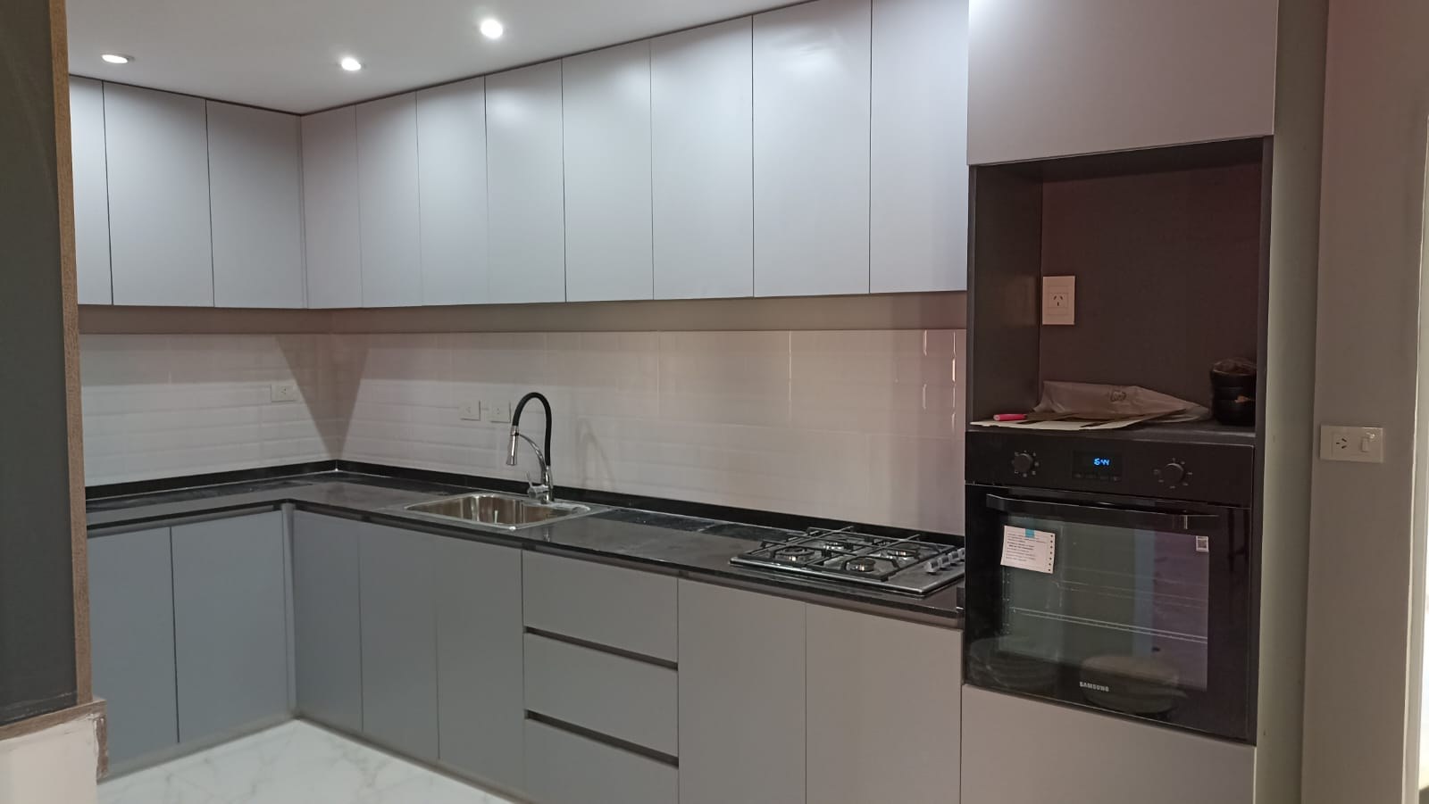 Cocina gris integral