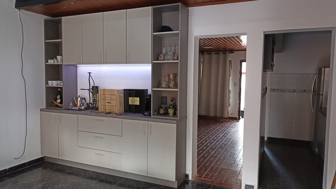 Cocina con iluminación de trabajo