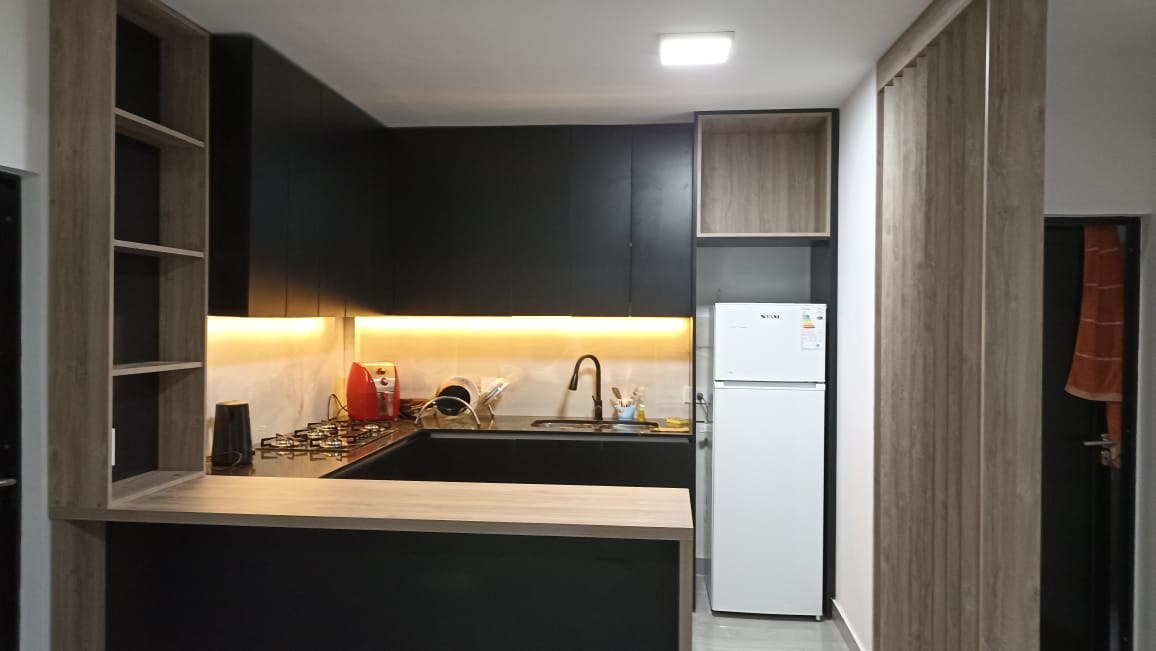 Cocina negra y madera