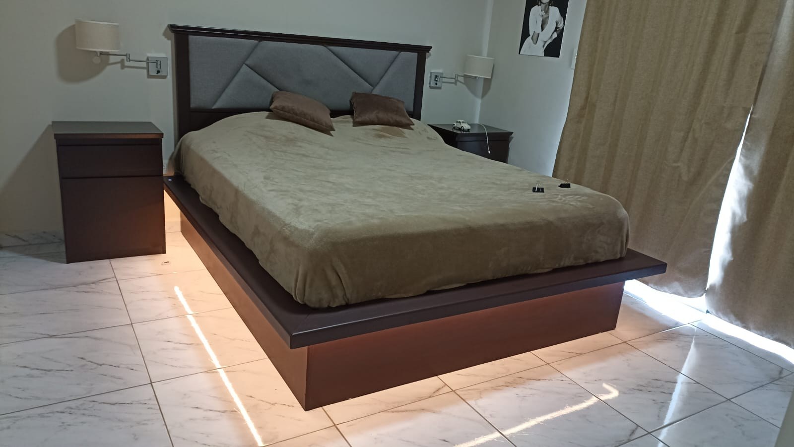 Dormitorio con cama iluminada
