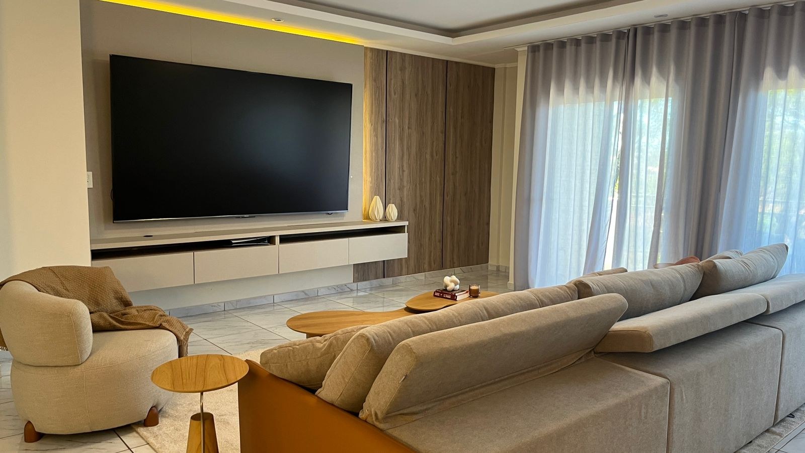 Mueble de TV y living realizado por Cuevas Amoblamientos